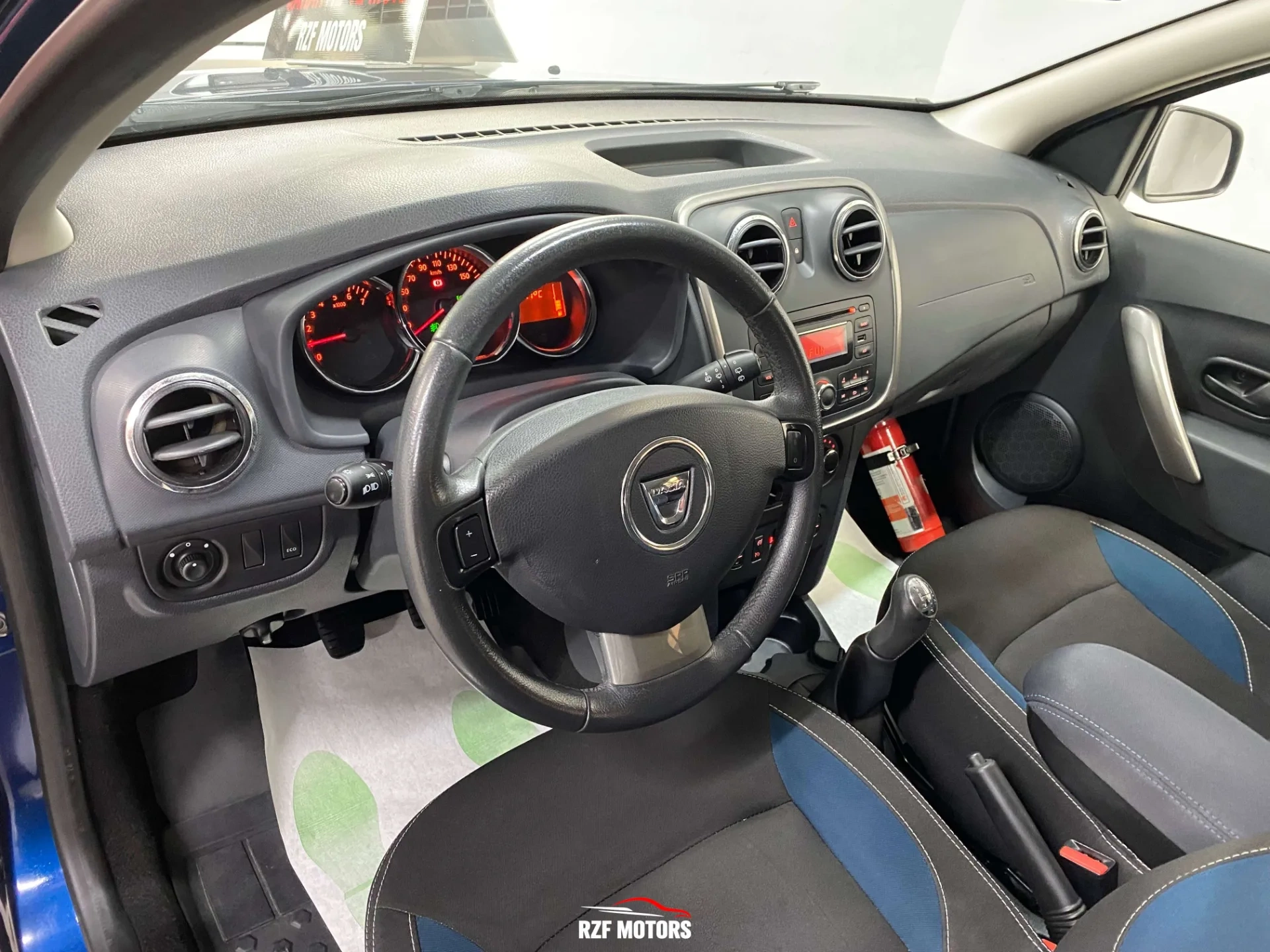 Vue 9 — Véhicule d’occasion Dacia Sandero Celebration 2015