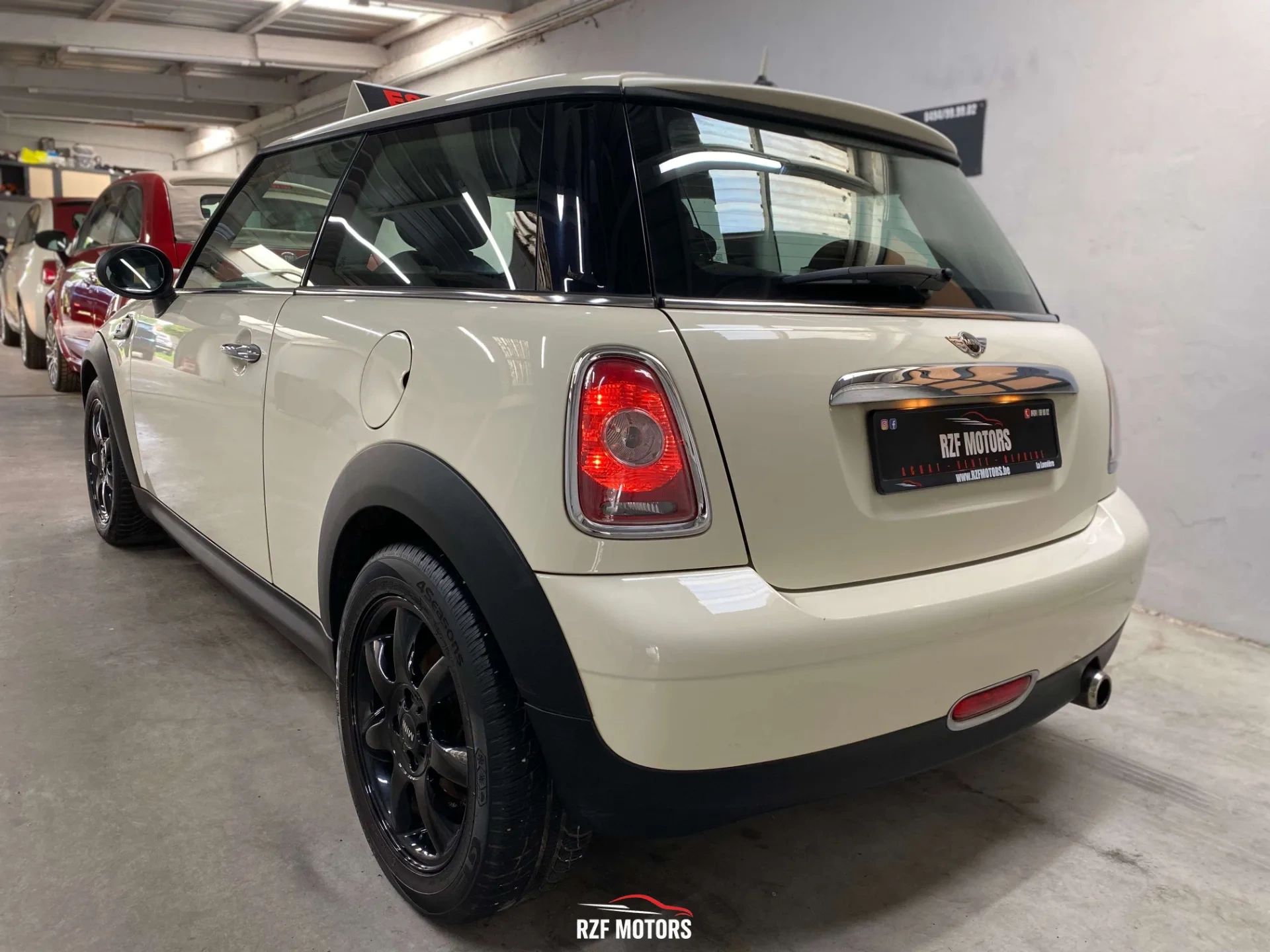 Vue 7 — Véhicule d’occasion Mini One Carnaby 2010